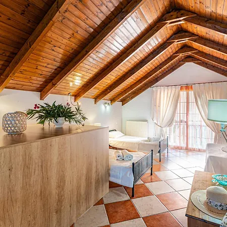 Rosa Seaview Loft